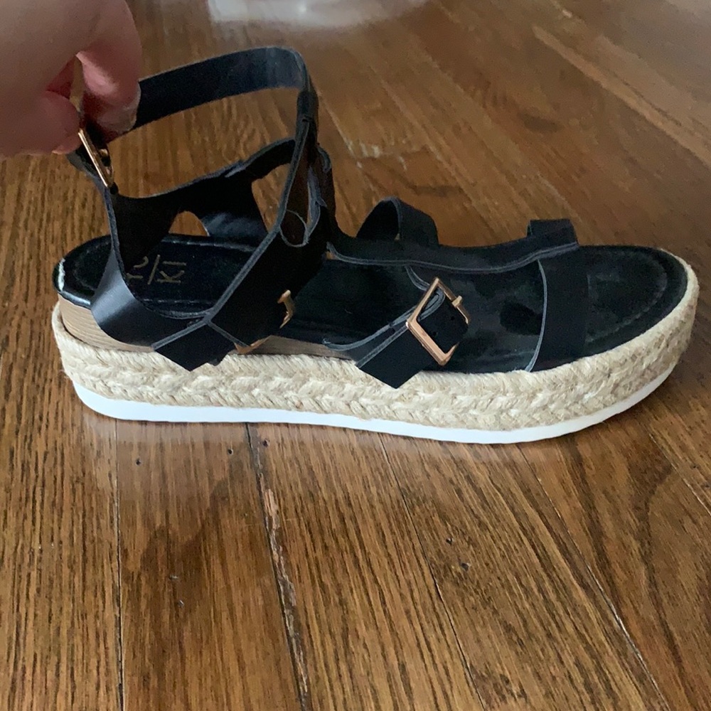 Strapped wedges black sandles